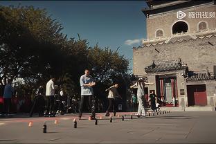 孙继海在新疆喀什古城陪小朋友踢球：这或许就是足球本该有的样子